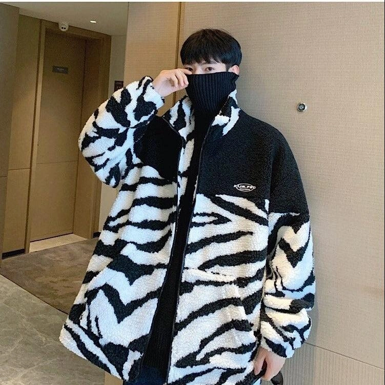 "Zebra-Print Zip-Up: Straßentauglich & Chic – Dein Must-Have!"